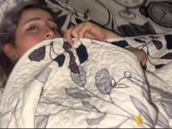 ENCUENTRO A MI SOBRINA HACIENDO RUIDOS RAROS EN SU CUARTO