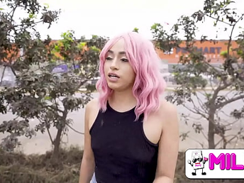 Sasha es una animadora de fiestas que recibe ayuda econ&oacute;mica a cambio de ser follada, peruana cumple retos calientes en publico.