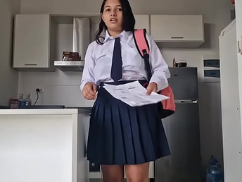 Mi hermanastra necesita mi ayuda y yo que me chupe todo el rabo