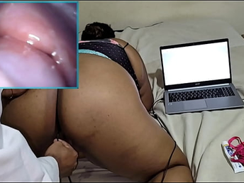 Vamos brincar de m&eacute;dico? Ginecologista usa c&acirc;mera dentro da buceta da paciente e fode gozando sua grande buceta