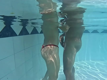 PEQUE&Ntilde;A CALIENTE CABALGA LA VERGA DURA DE SU TIO EN EL AGUA HASTA SACARLE TODA LA LECHE