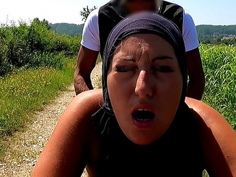 Muslim sweetie-pie prays be advisable for instructions in the car, caught on camera!